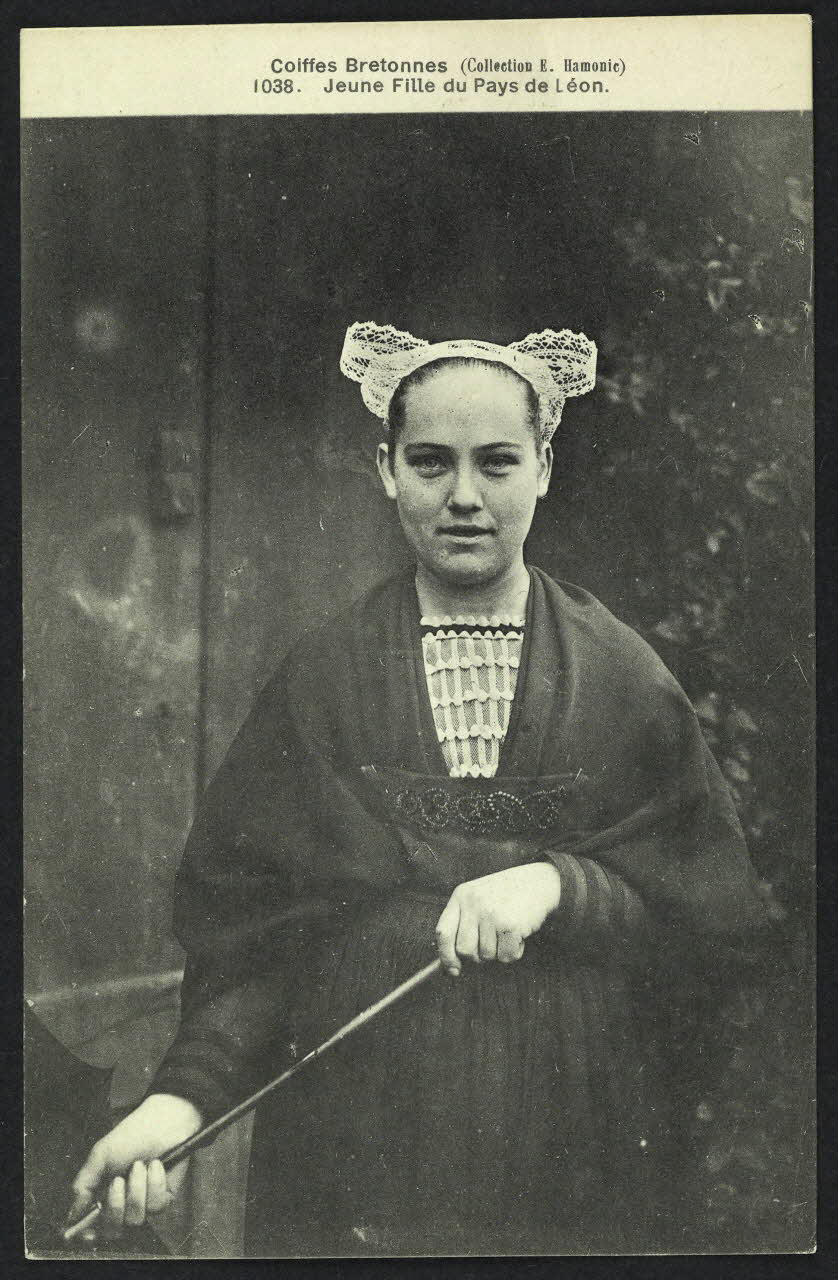 carte postale JEUNE FILLE DU PAYS DE LEON 4P1017 Photo