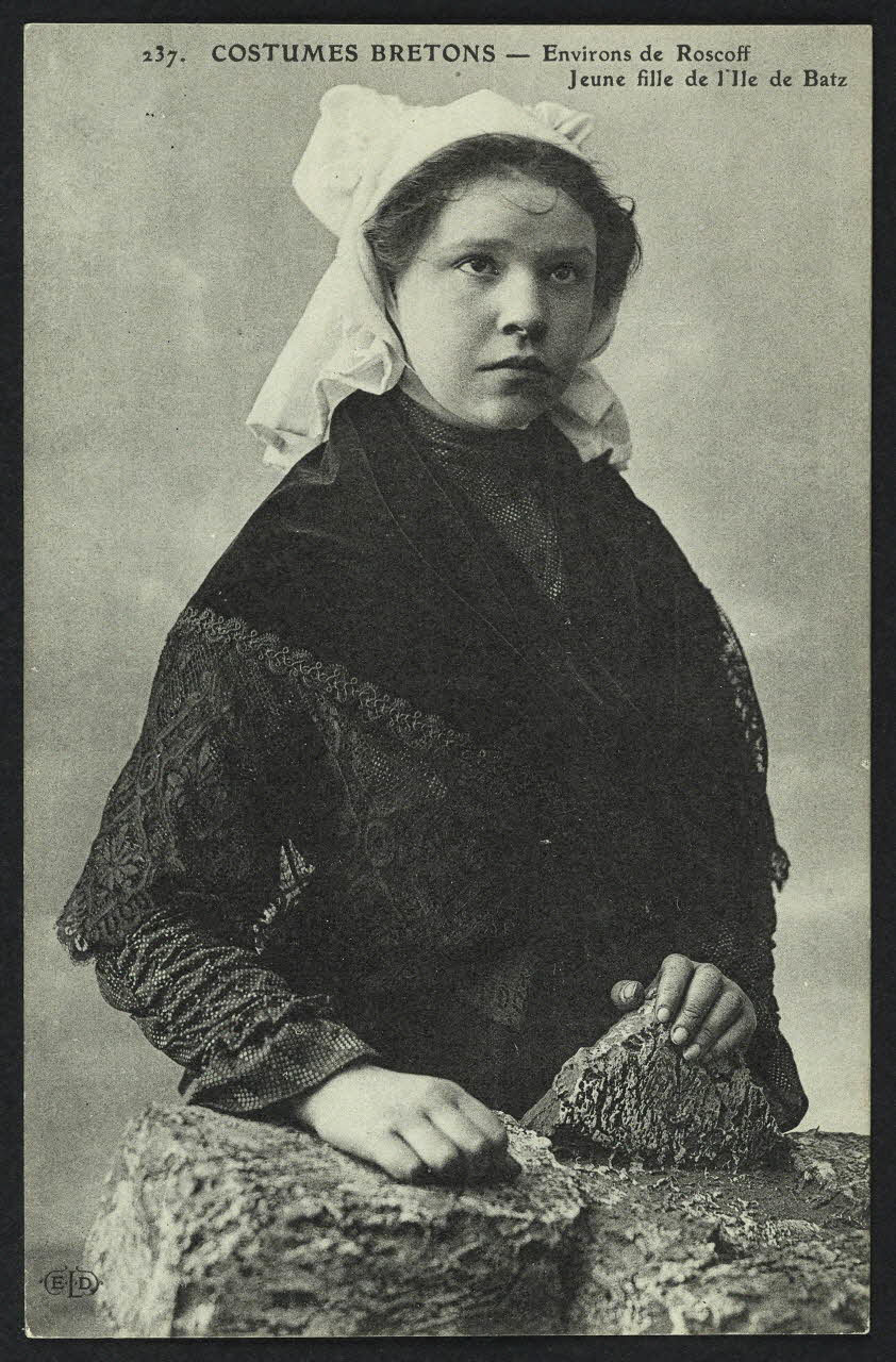 carte postale JEUNE FILLE DE L'ILE DE BATZ 4P1029 Photo