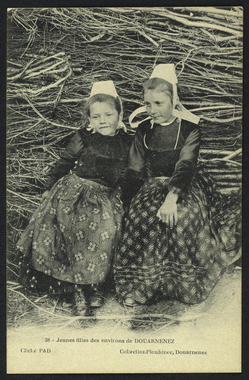 carte postale JEUNES FILLES DES ENVIRONS DE DOUARNENEZ 4P1032 Photo