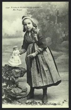 carte postale FILLETTE DE PLOUGASTEL-DAOULAS, MA POUPEE 4P1034 Photo