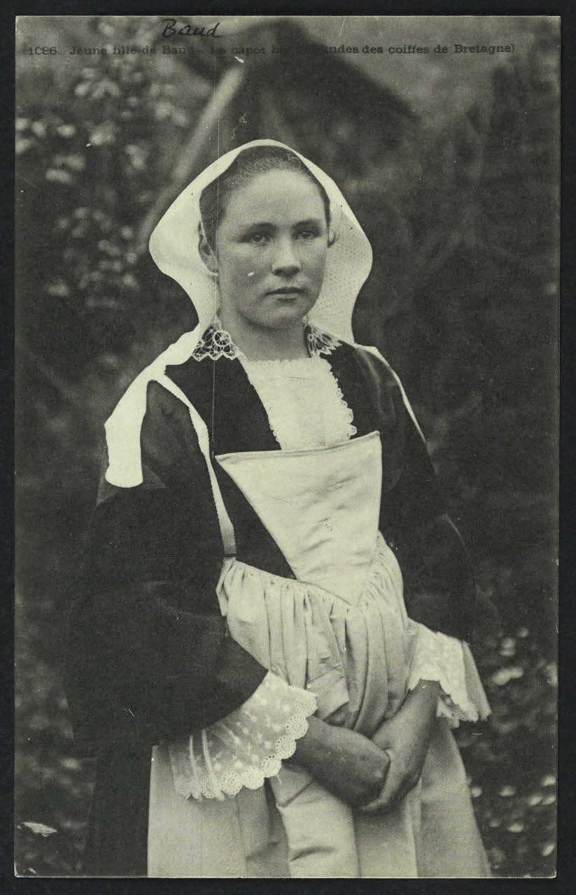 carte postale JEUNE FILLE DE BAUD, LE CAPOT BI. 4P1039 Photo
