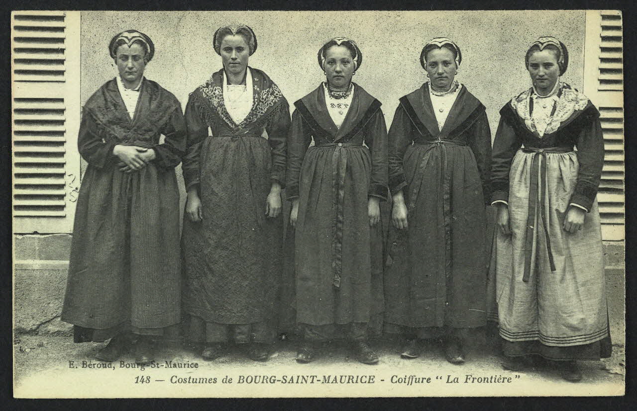 carte postale COSTUMES DE BOURG-SAINT-MAURICE, COIFFURE "LA FRONTIE 4P1044 Photo