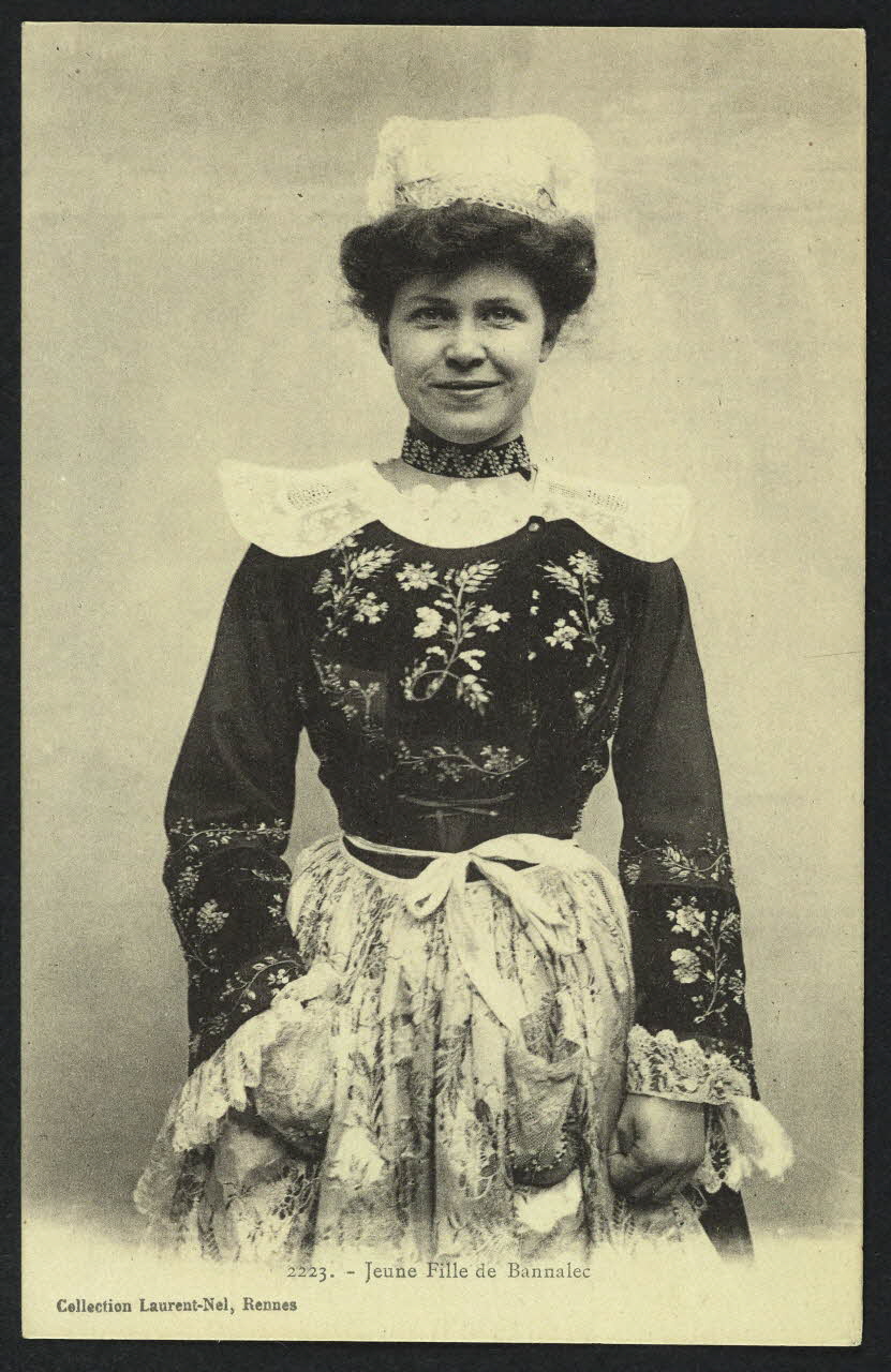 carte postale JEUNE FILLE DE BANNALEC 4P1059 Photo