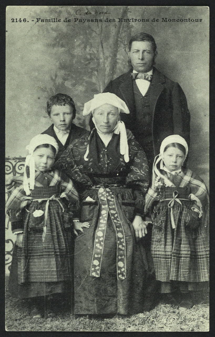 carte postale FAMILLE DE PAYSANS DES ENVIRONS DE MONCONTOUR 4P1099 Photo