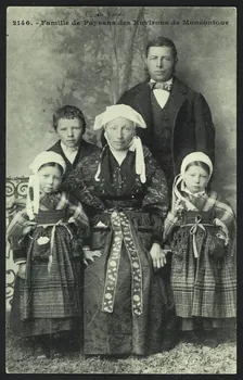 carte postale FAMILLE DE PAYSANS DES ENVIRONS DE MONCONTOUR 4P1099 Photo