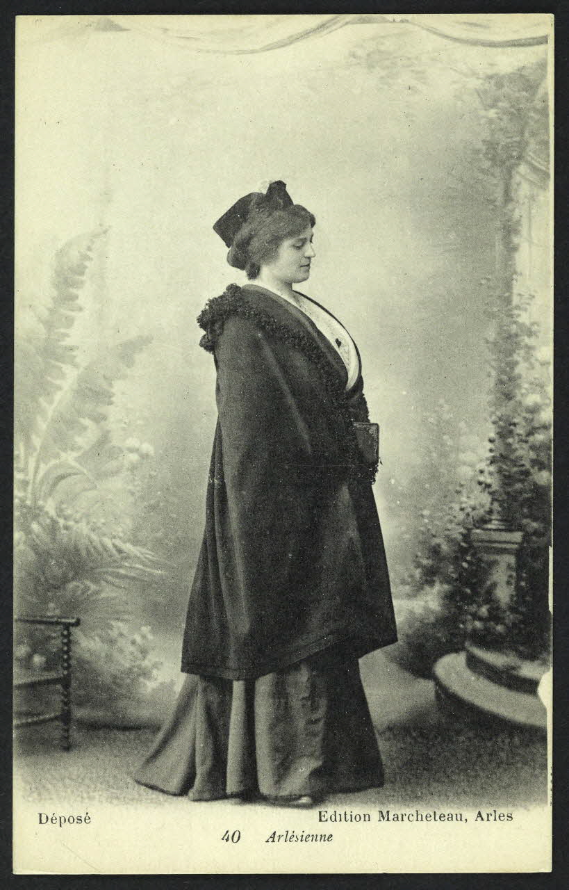 carte postale ARLESIENNE 4P1103 Photo