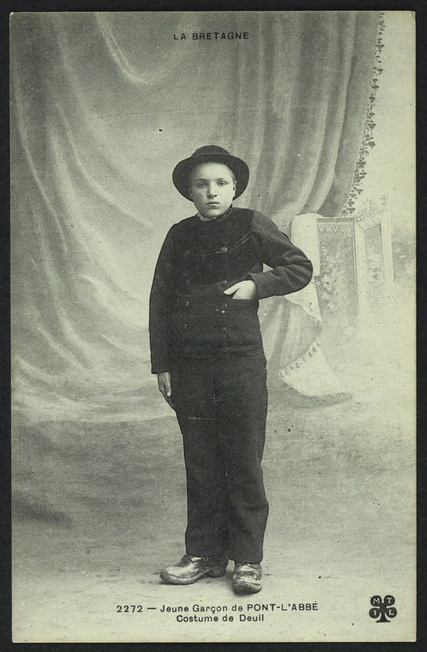 carte postale COSTUME DE DEUIL, JEUNE GARCON DE PONT-L'ABBE 4P1165 Photo