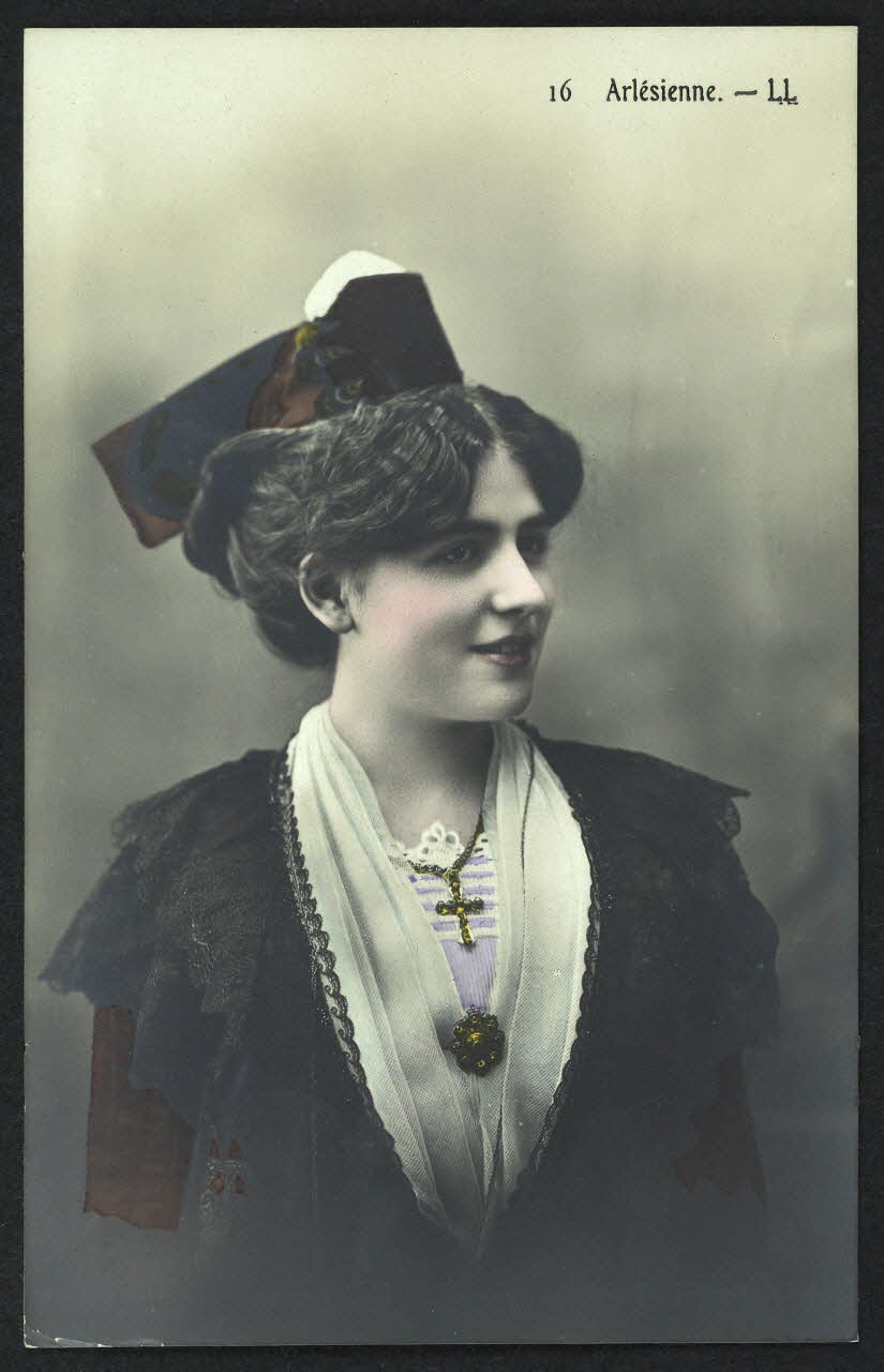 carte postale ARLESIENNE 4P1180 Photo