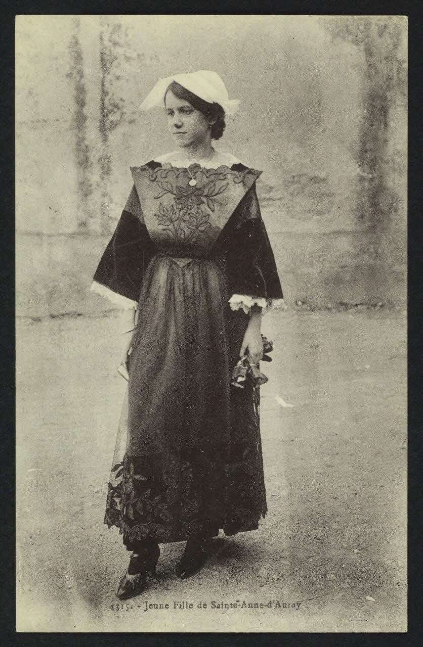 carte postale JEUNE FILLE DE SAINTE-ANNE-D'AURAY 4P1224 Photo