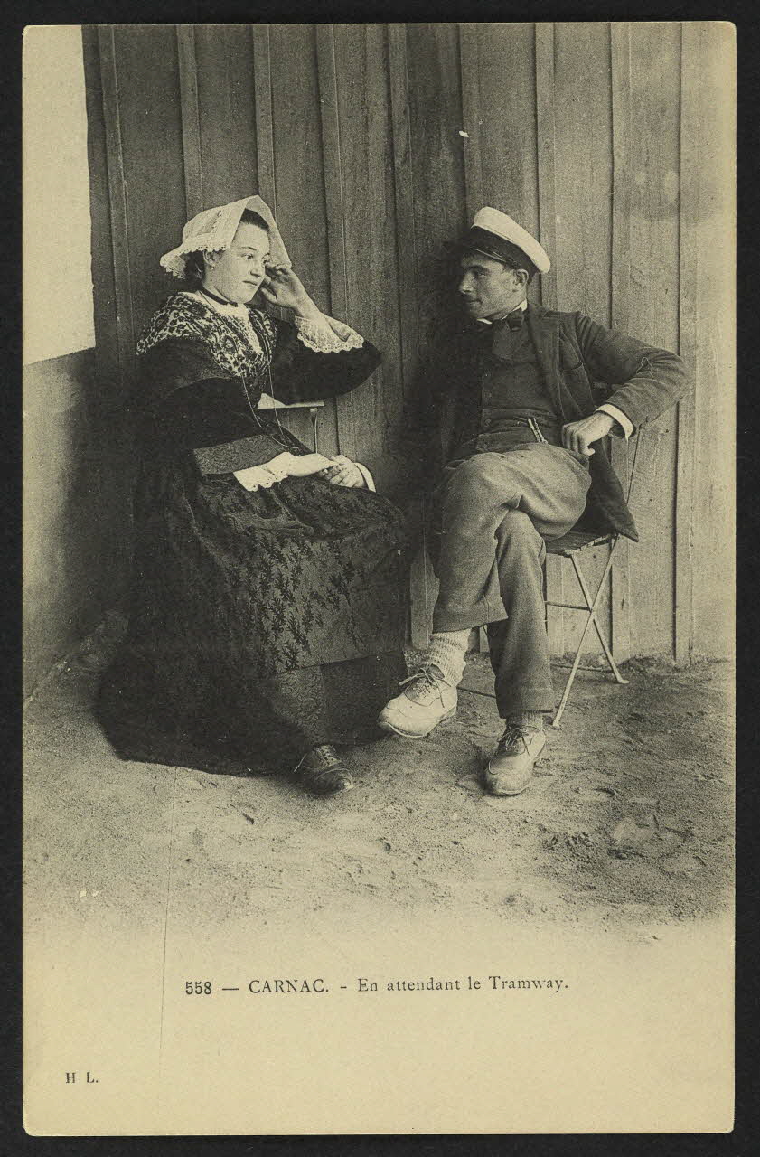 carte postale CARNAC, EN ATTENDANT LE TRAMWAY 4P1230 Photo