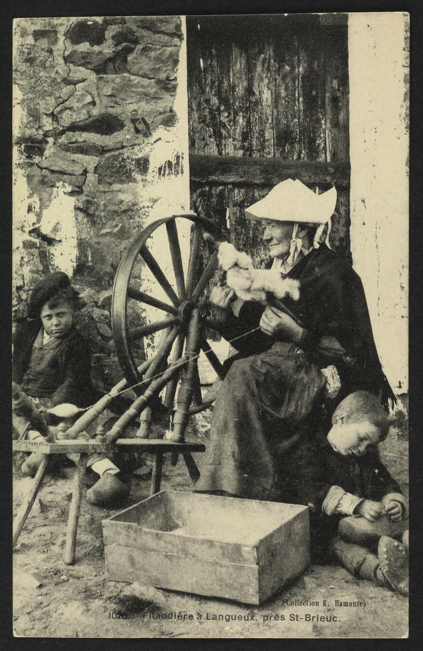 carte postale FILANDIERE A LANGUEUX, PRES DE SAINT-BRIEUX 4P1286 Photo