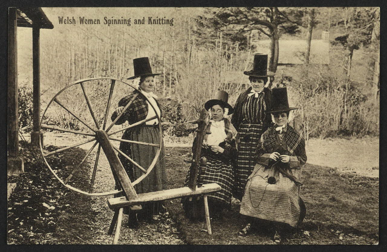 carte postale WELSH WOMEN SPINNING AND KNITTING 4P1292 Photo