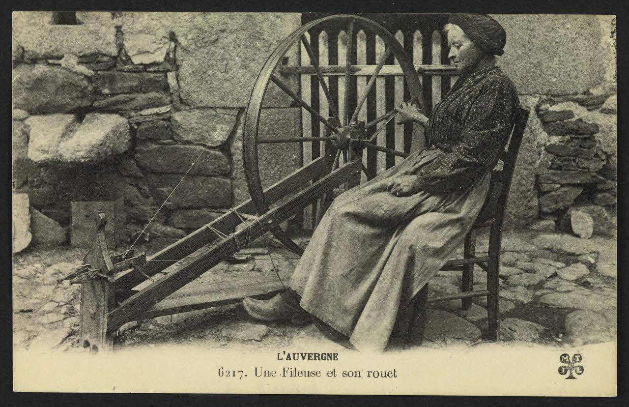 carte postale UNE FILEUSE ET SON ROUET 4P1309 Photo