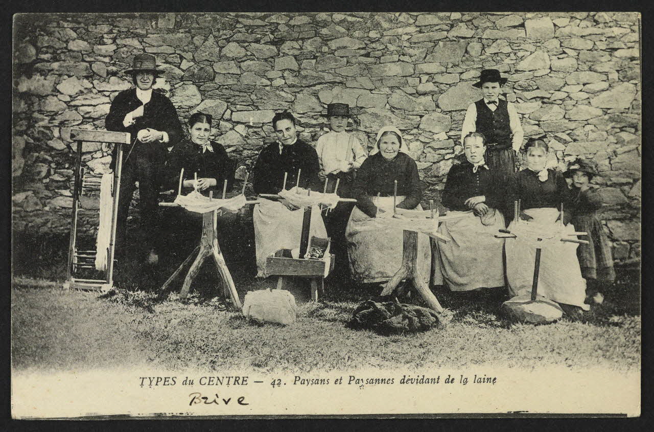 carte postale PAYSANS ET PAYSANNES DEVIDANT DE LA LAINE 4P1317 Photo