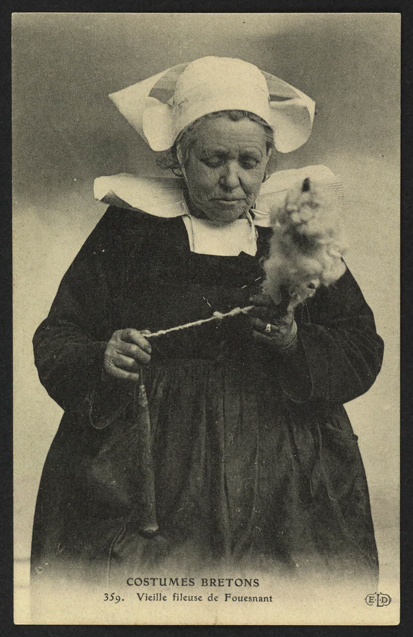 carte postale COSTUMES BRETONS-VIEILLE FILEUSE DE FOUESNANT 4P1329 Photo