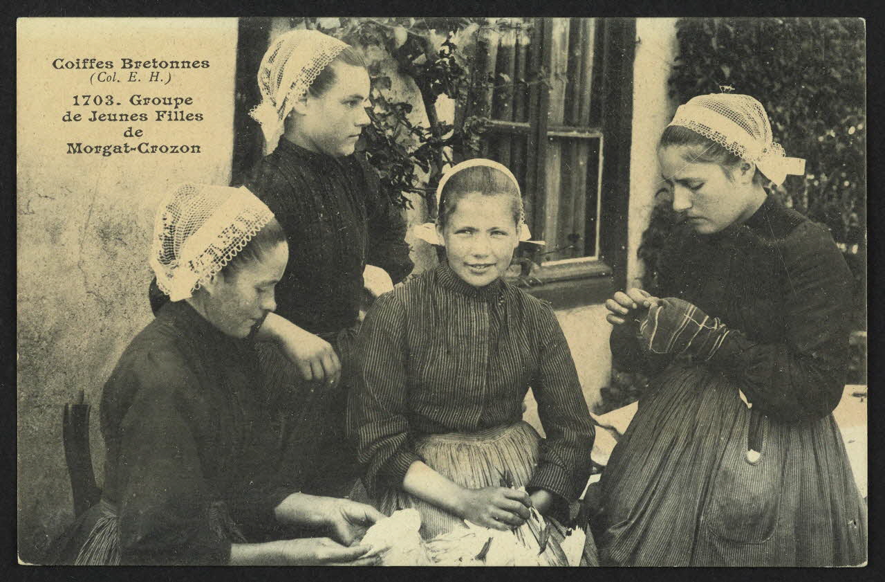 carte postale GROUPE DE JEUNES FILLES DE MORGAT-CROZON 4P1337 Photo