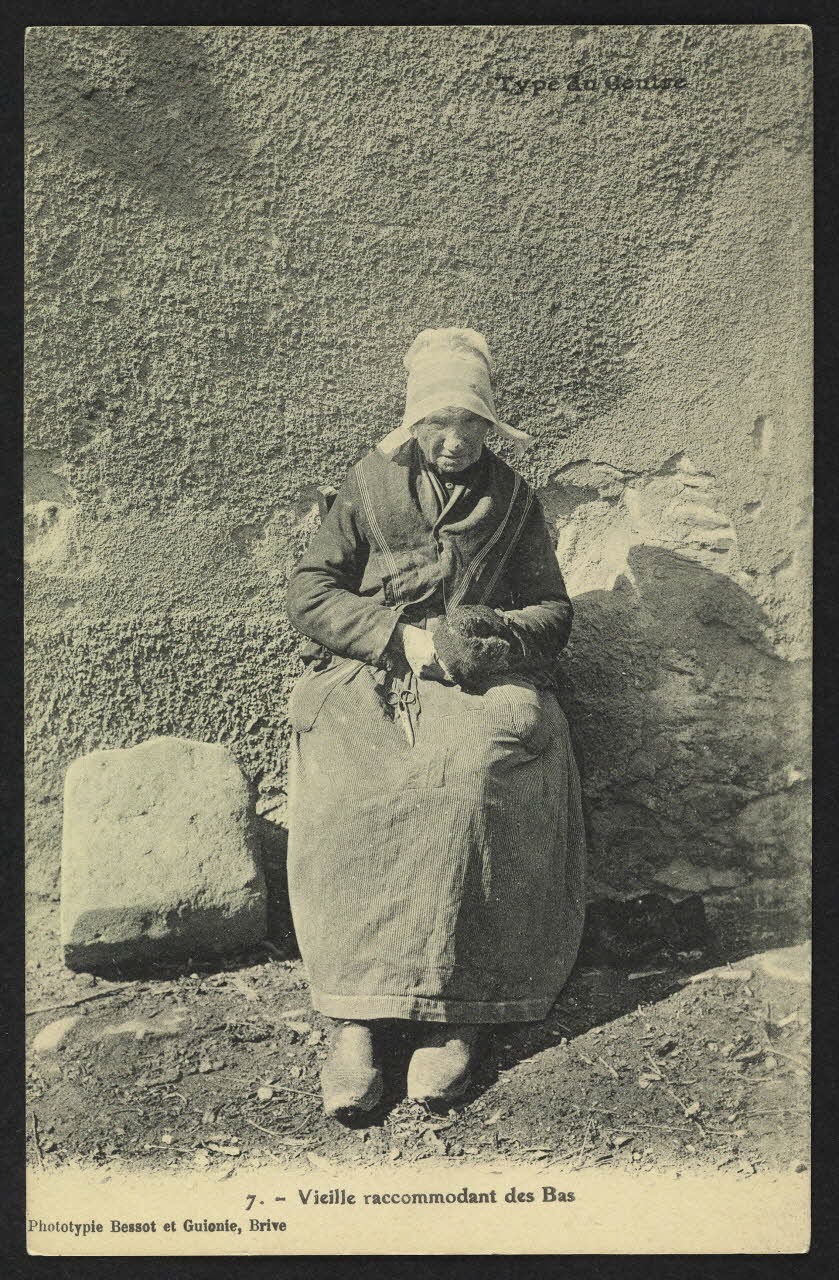 carte postale TYPE DU CENTRE-VIEILLE RACOMMODANT DES BAS 4P1338 Photo