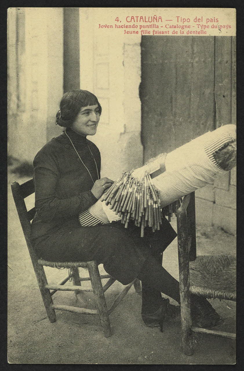 carte postale TYPE DU PAYS-JEUNE FILLE FAISANT DE LA DENTELLE 4P1343 Photo