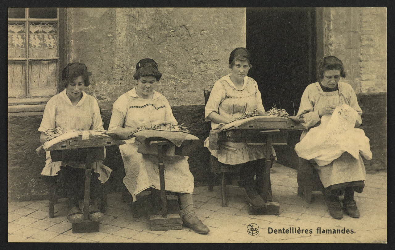 carte postale DENTELLIERES FLAMANDES 4P1344 Photo