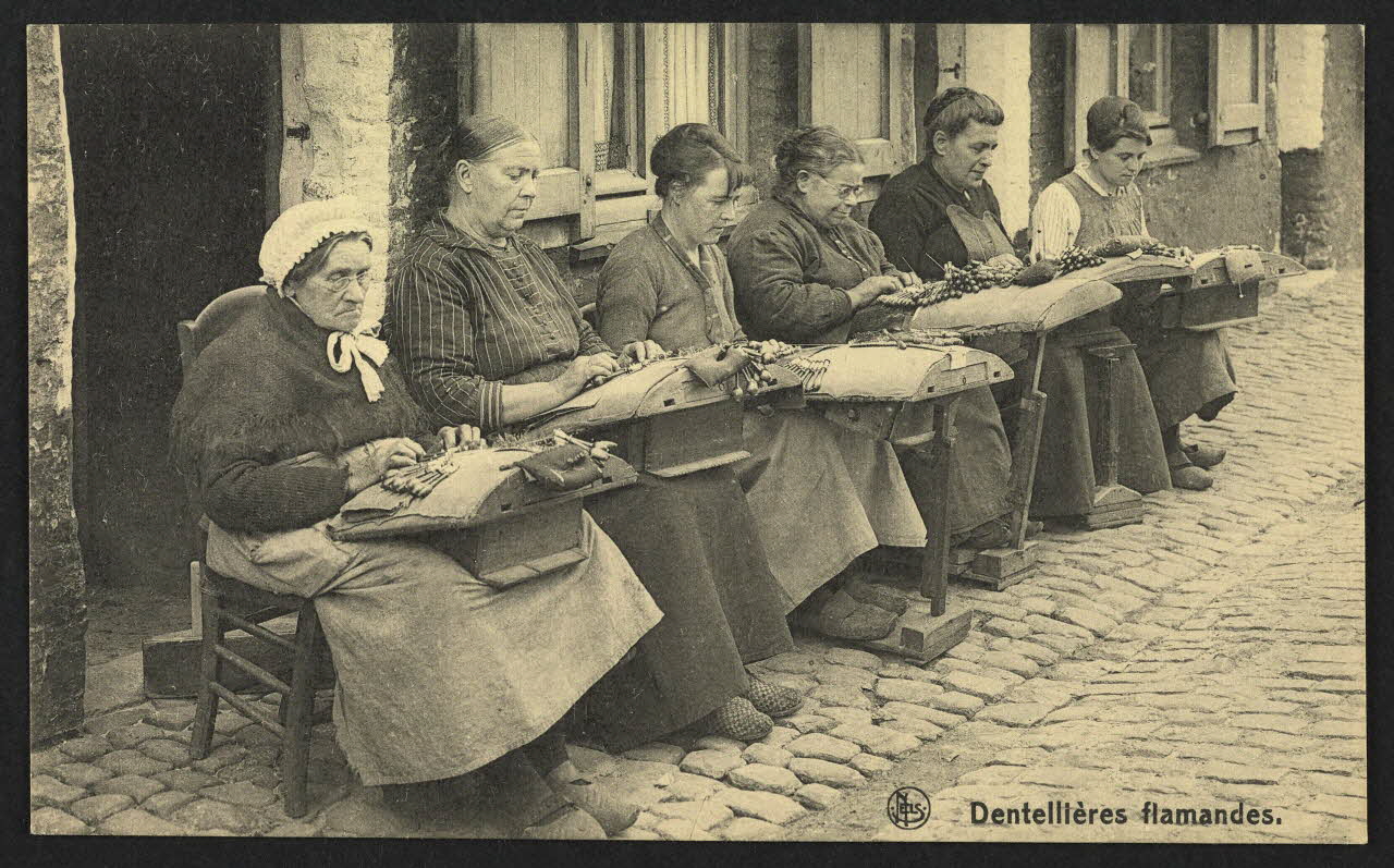 carte postale DENTELLIERES FLAMANDES 4P1345 Photo
