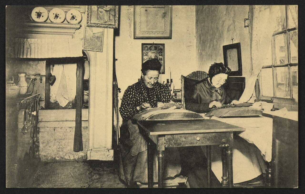 carte postale INTERIEUR DE DENTELLIERES 4P1346 Photo