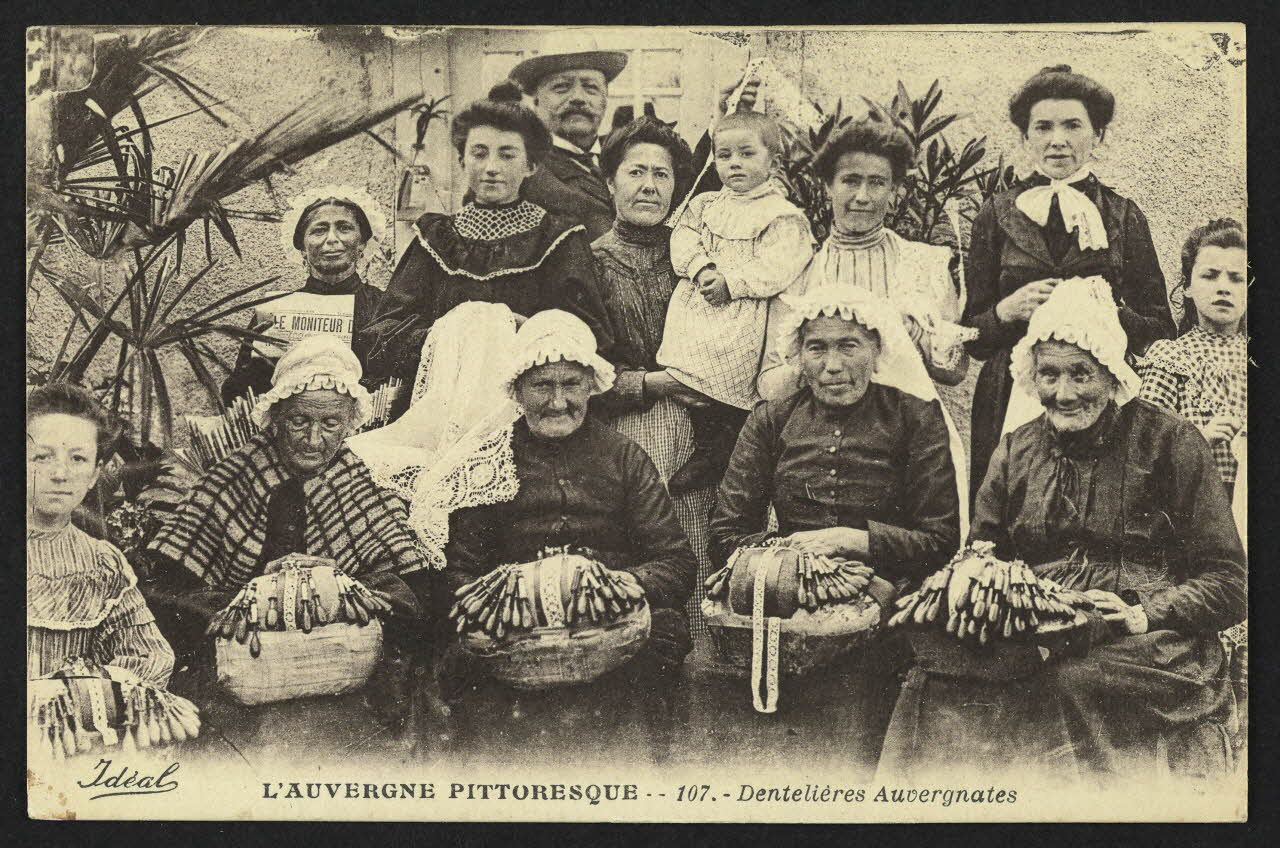 carte postale COUTUMES, MOEURS ET COSTUMES BRETONS-DENTELLE 4P1352 Photo