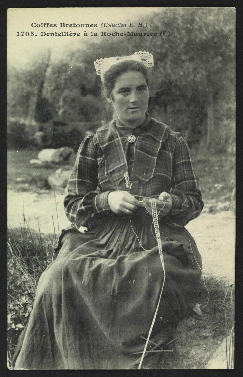 carte postale COIFFES BRETONNES-DENTELLIERE A LA ROCHE-MAURICE 4P1356 Photo