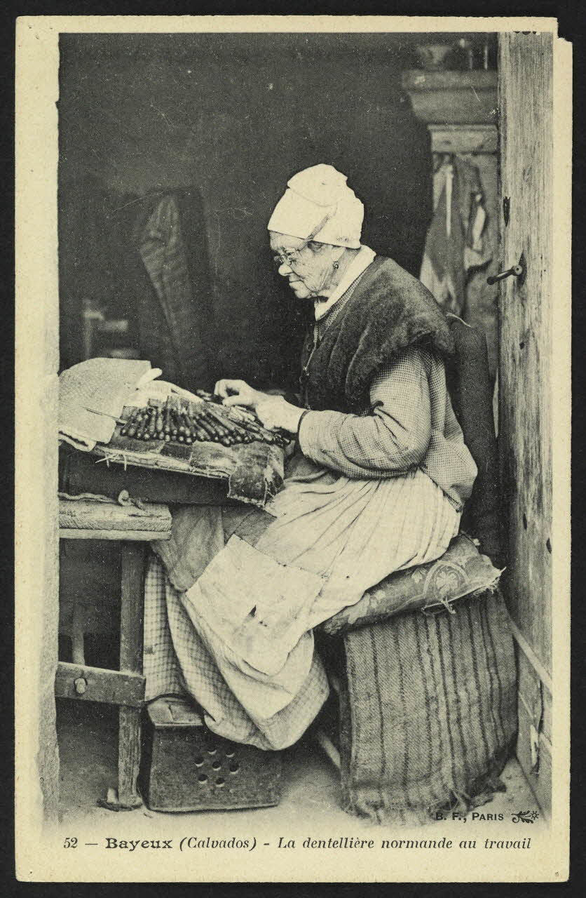 carte postale BAYEUX-LA DENTELLIERE NORMANDE AU TRAVAIL 4P1358 Photo