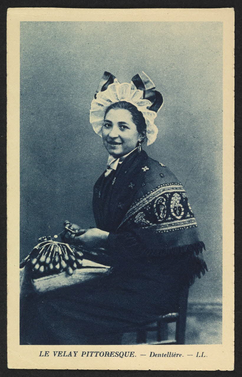 carte postale LE VELAY PITTORESQUE-DENTELLIERE 4P1359 Photo
