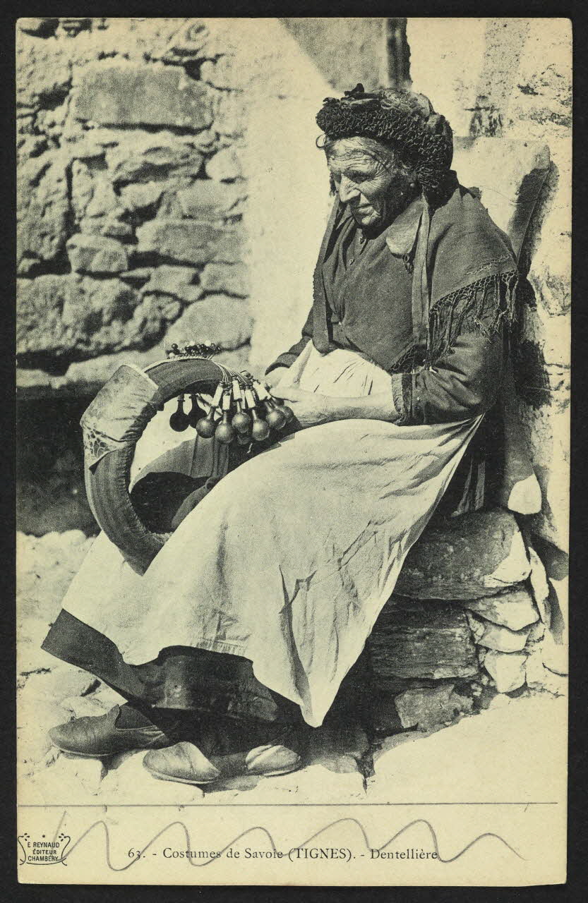 carte postale COSTUMES DE SAVOIE (TIGNES)-DENTELLIERE 4P1360 Photo