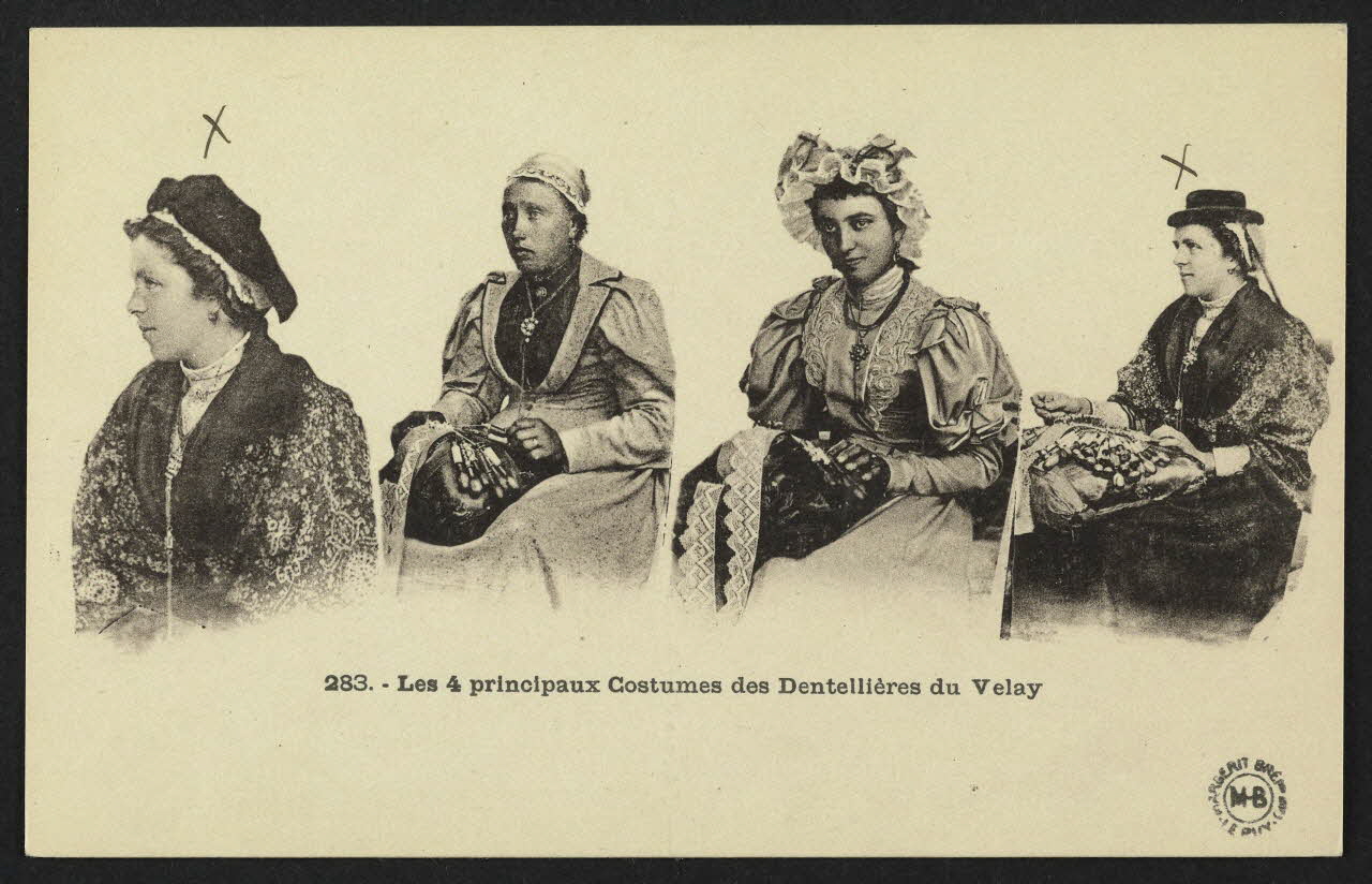 carte postale LES 4 PRINCIPAUX COSTUMES DES DENTELLIERES DU VELA 4P1361 Photo