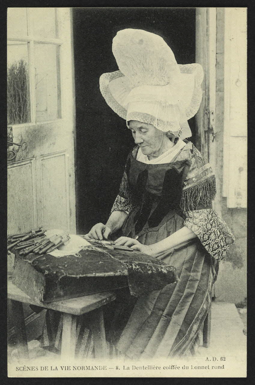 carte postale LA DENTELLIERE COIFFEE DU LONNET ROND 4P1363 Photo