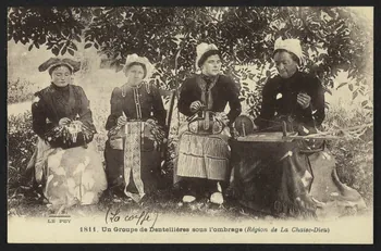 carte postale UN GROUPE DE DENTELLIERES SOUS L'OMBRAGE 4P1368  Photo
