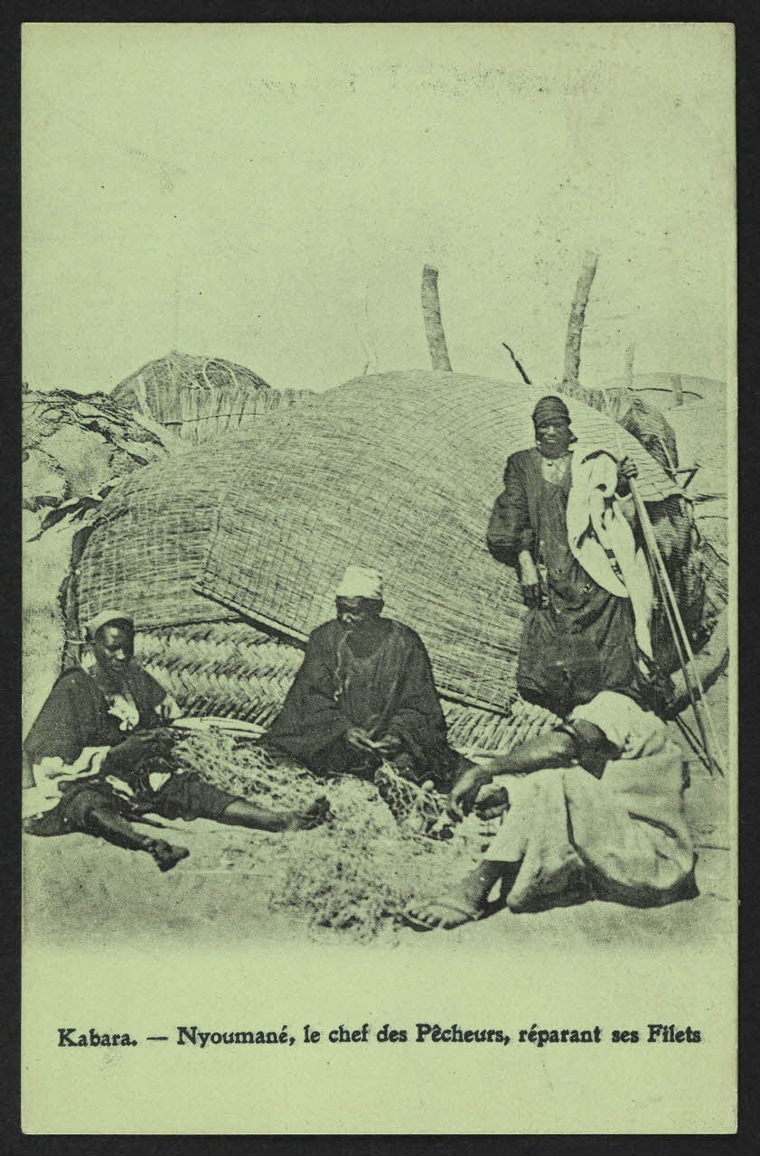 carte postale NYOUMANE, LE CHEF DES PECHEURS REPARANT SES FILETS 4P1375 Photo