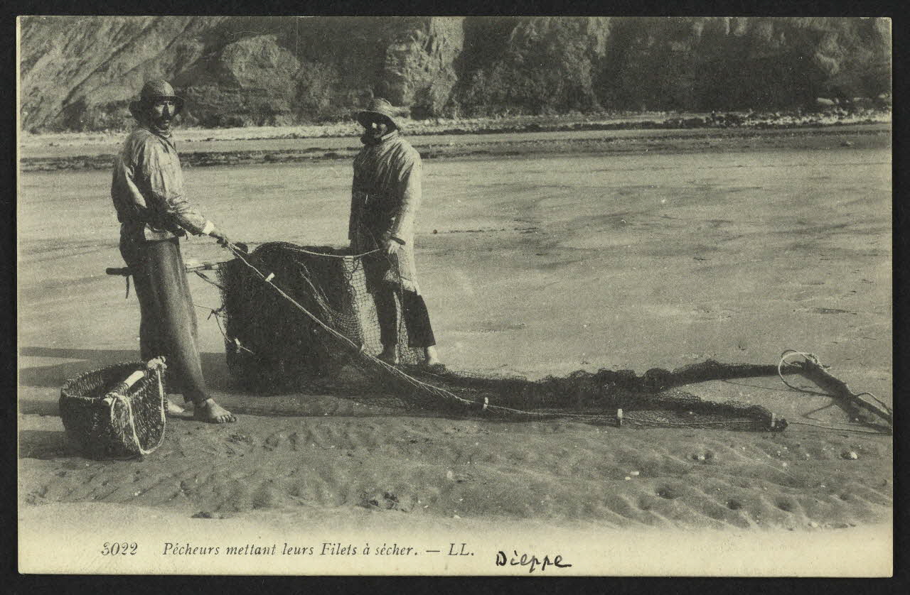 carte postale PECHEURS METTANT LEURS FILETS A SECHER 4P1379 Photo