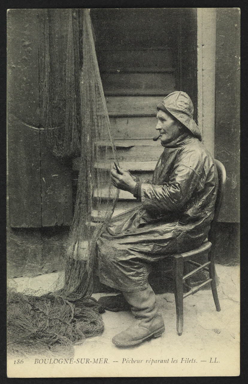 carte postale BOULOGNE-SUR-MER, PECHEUR REPARANT LES FILETS 4P1381 Photo