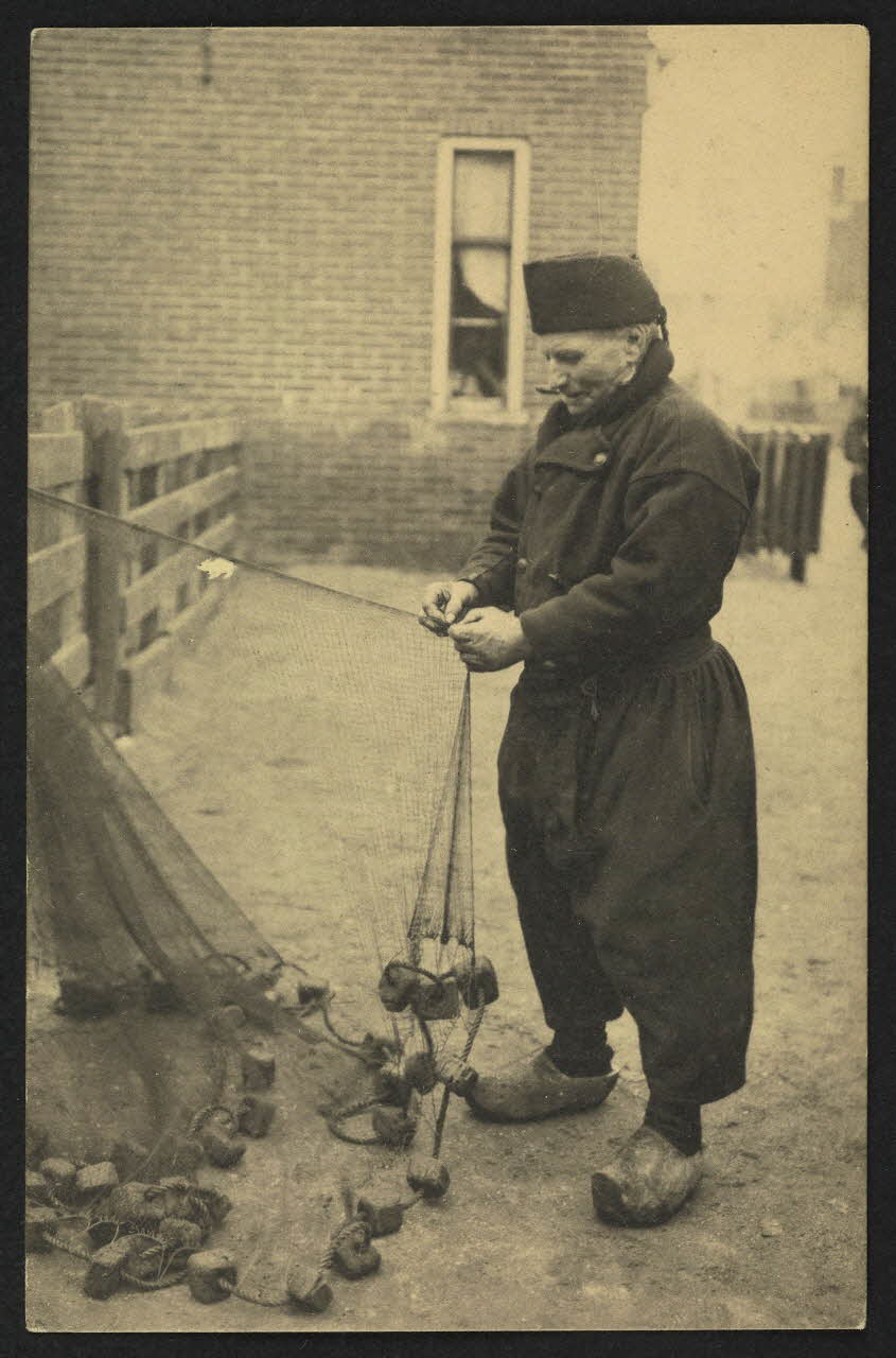 carte postale EN PREVISION DE LA PECHE 4P1395 Photo