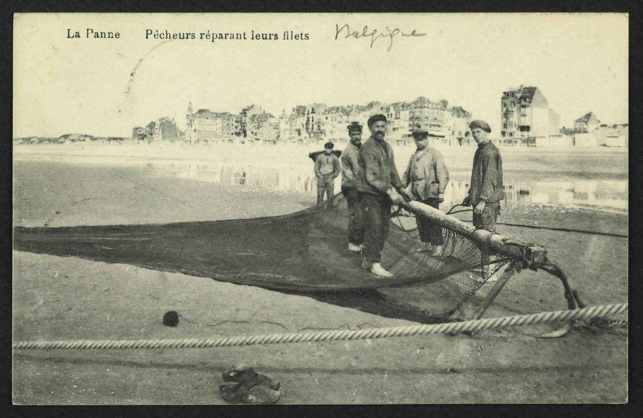 carte postale LA PANNE-PECHEURS REPARANT LEURS FILETS 4P1399 Photo