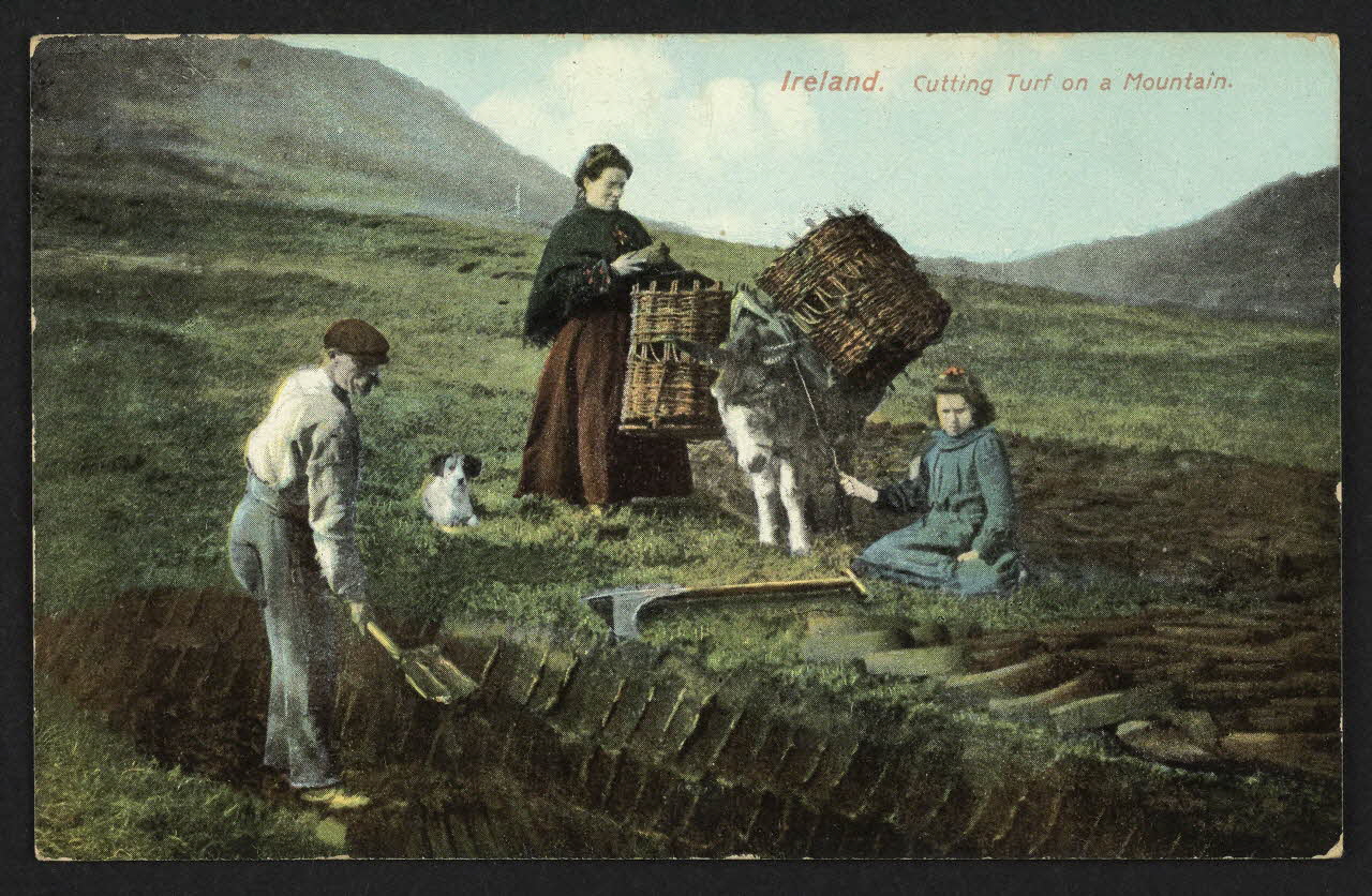 carte postale IRELAND, CUTTING TURF ON A MOUNTAIN, 4P1424 Photo