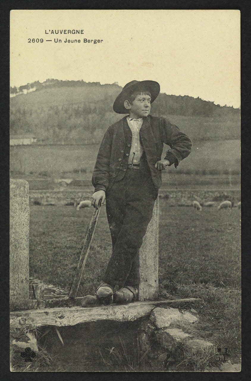 carte postale L'AUVERGNE, UN JEUNE BERGER 4P1501 Photo