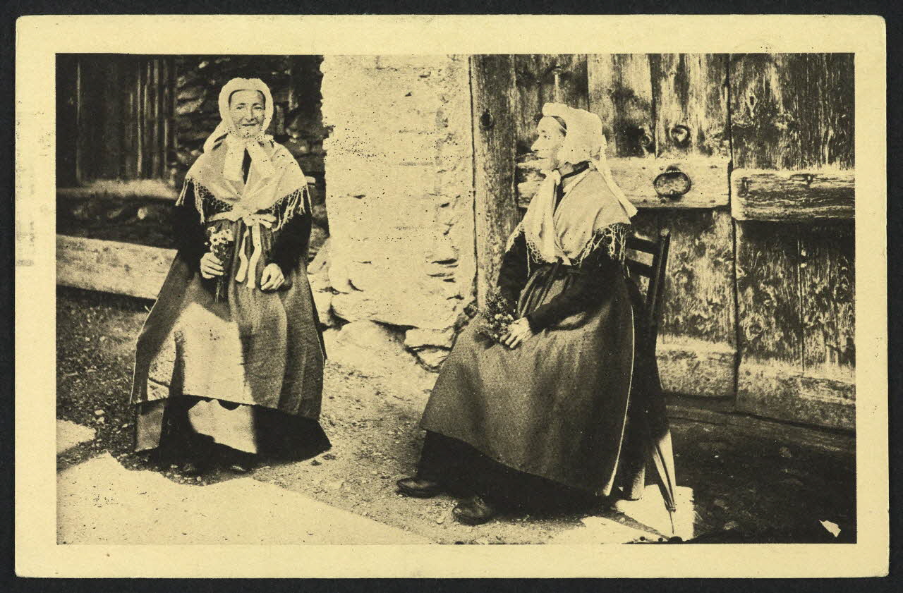 carte postale SAINT-VERAN, VIEUX COSTUMES DU QUEYRAS 4P957 Photo