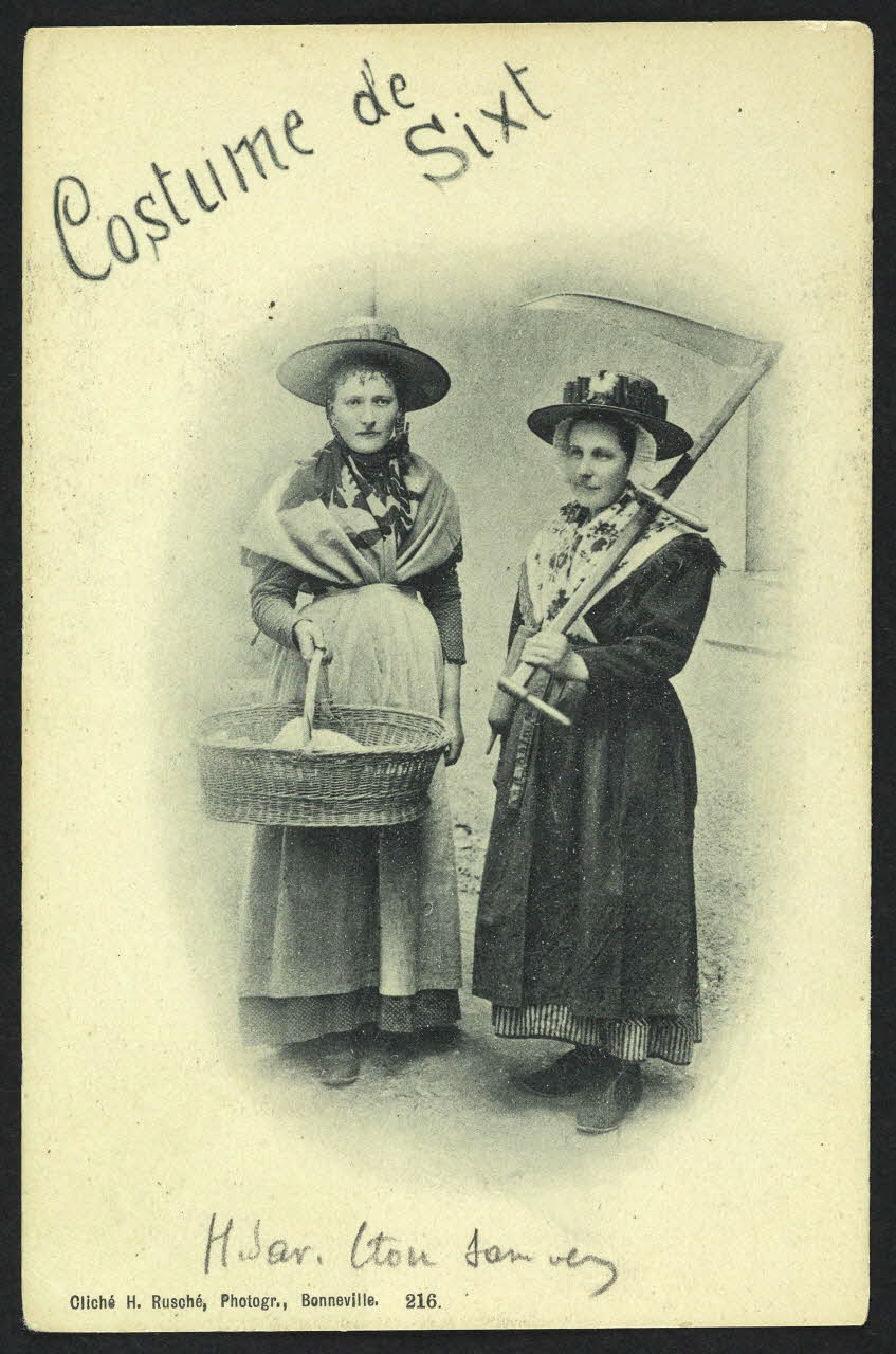 carte postale COSTUME DE SIXT ET LE VILLAGE 4P962  Photo