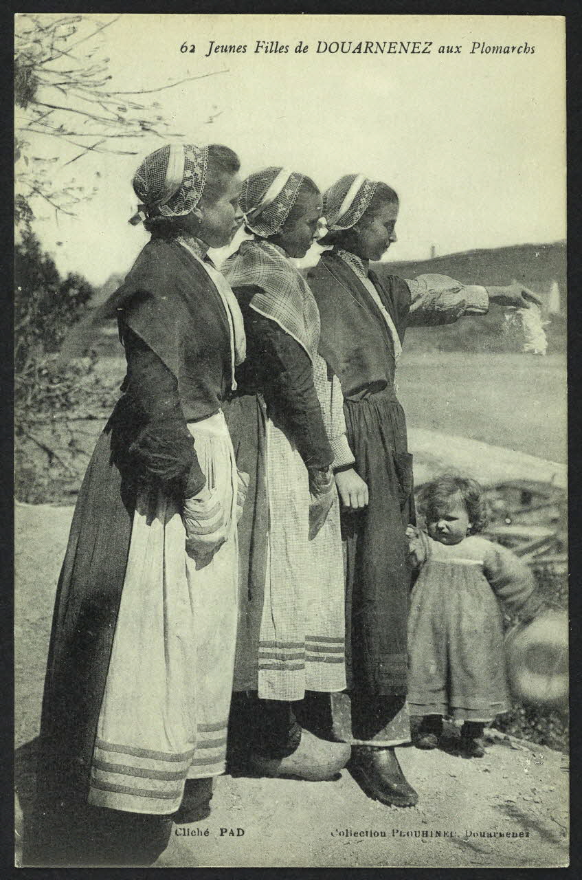 carte postale JEUNES FILLES DE DOUARNENEZ AUX PLOMARCHS 4P983 Photo