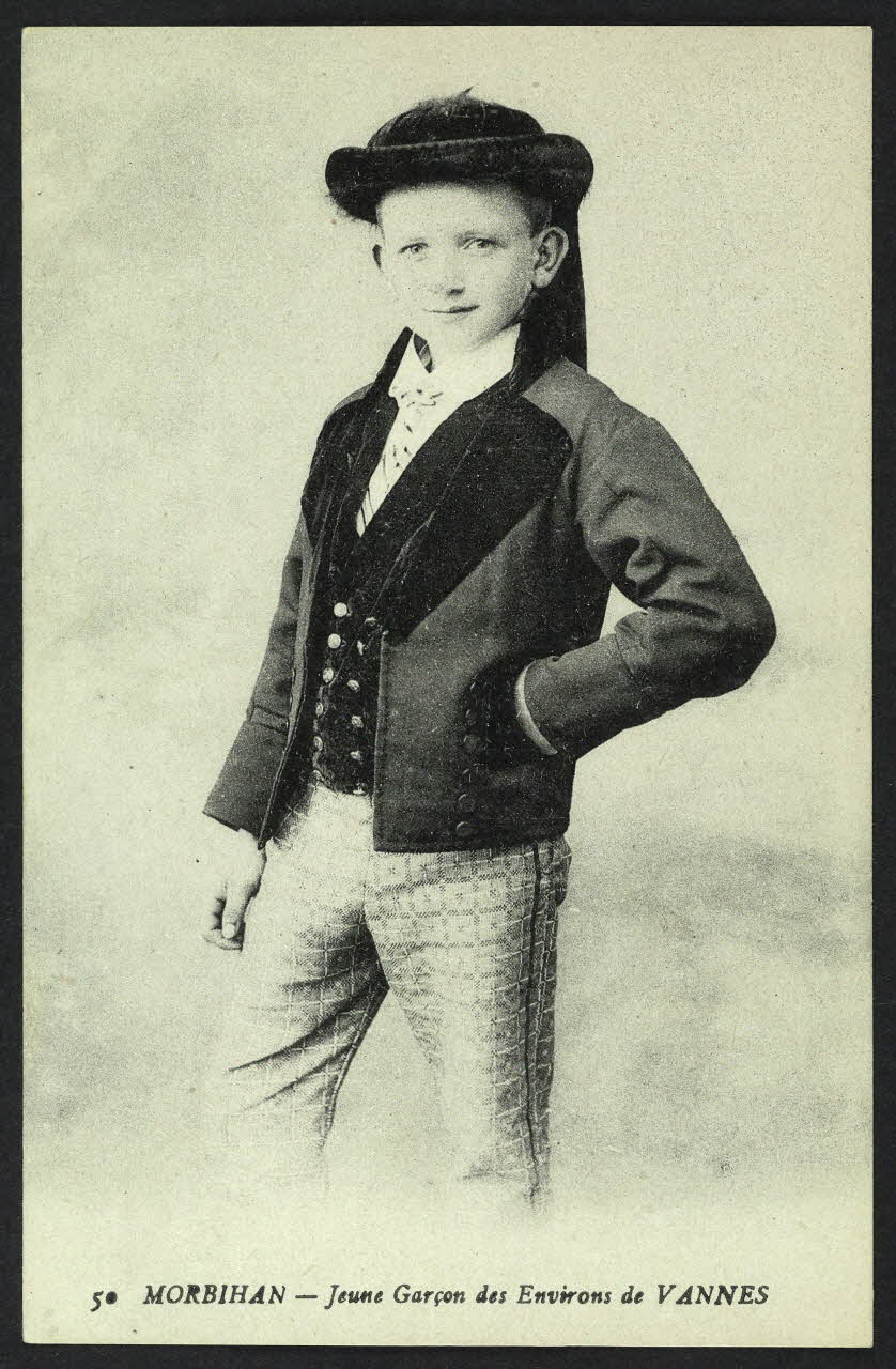 carte postale JEUNE GARCON DES ENVIRONS DE VANNES 4P995 Photo