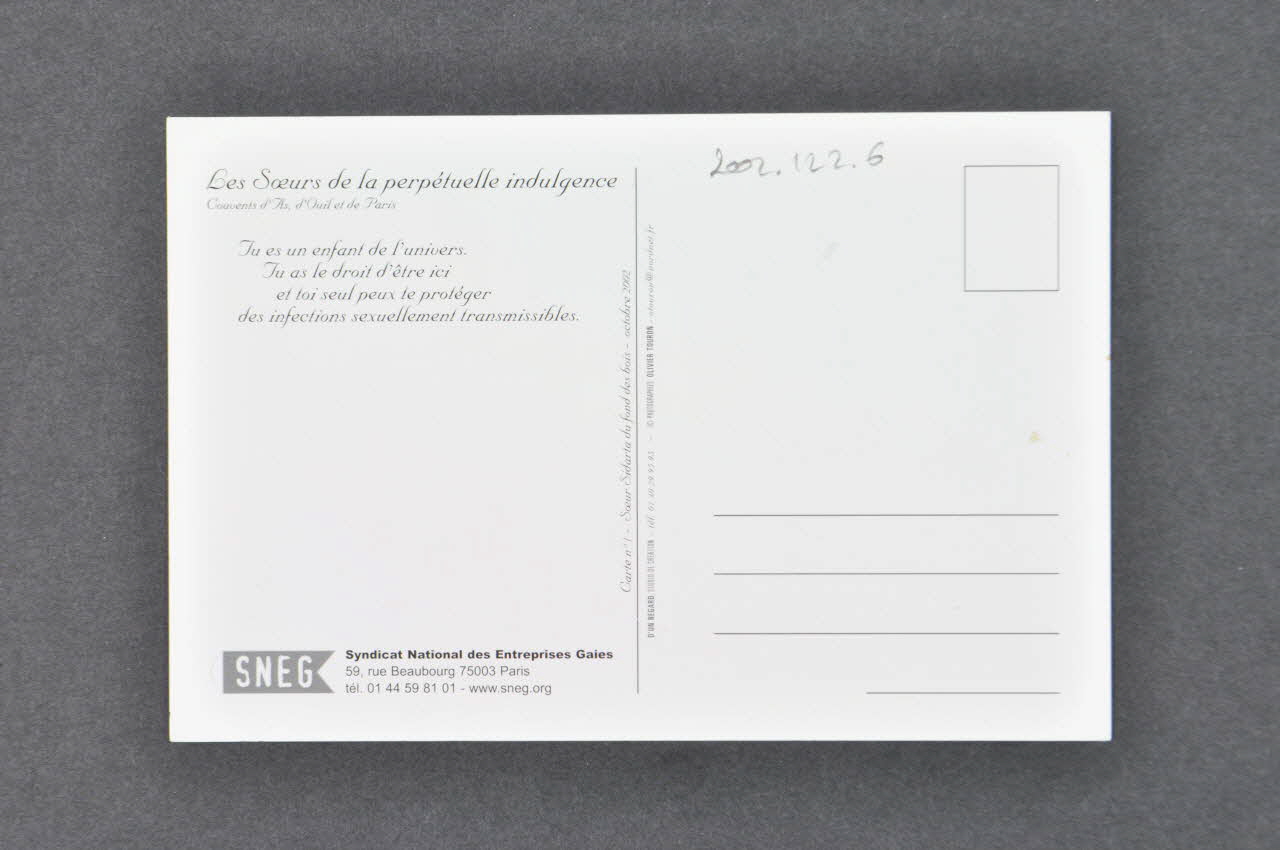 Olivier Tournon ; Soeurs de la Perpétuelle Indulgence - San Francisco ; Sneg Et Ddass 75 carte postale Tu es un enfant de l'univers./ Tu as le droit d'être ici / et toi seul peux te protéger / des France 2002 2002.122.6 Photo Mucem