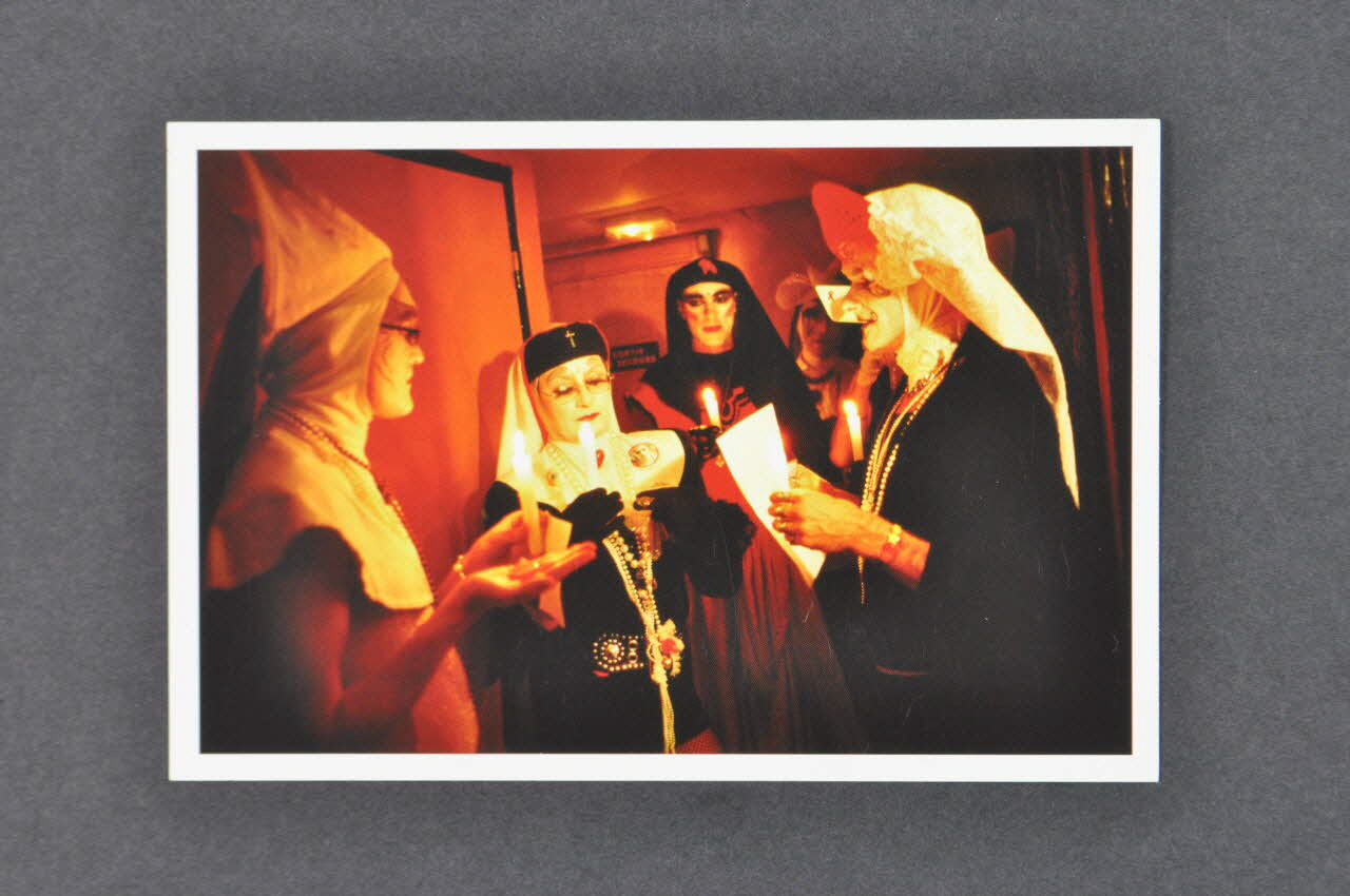 Olivier Tournon ; Soeurs de la Perpétuelle Indulgence - San Francisco ; Sneg Et Ddass 75 carte postale "Les soeurs veillent sur toi, avec amour, et toi seul peux te protéger des infections sexuellement transmissibles." France 2002 2002.122.7 Photo Mucem