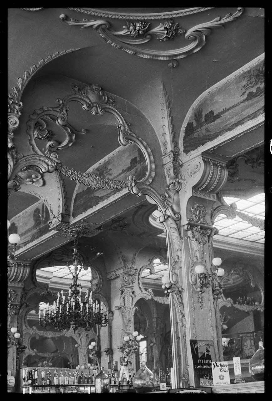 Pierre-Yves Catel photographie MNATP. Enquête "Boutiques" Auvergne, France 1972/3/1 Ph.1972.76.18 Photo
