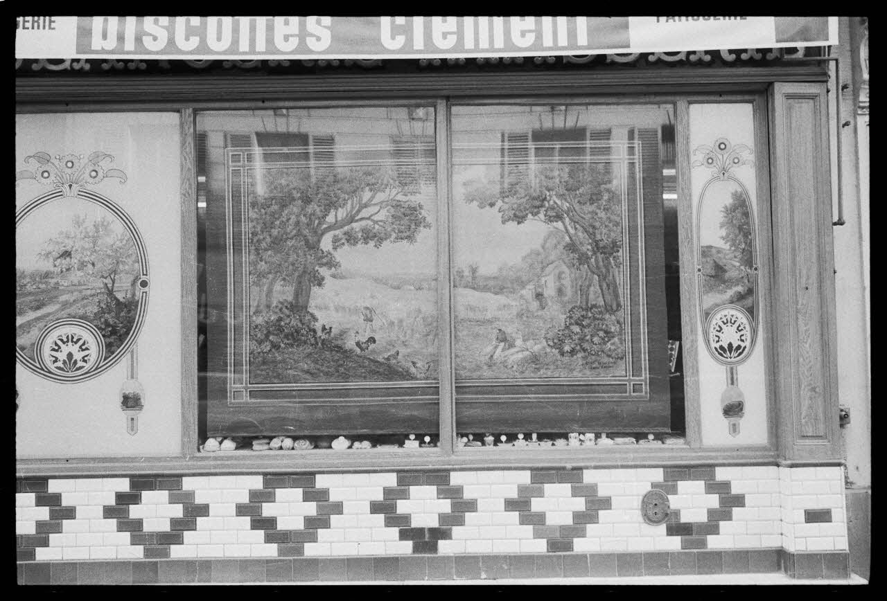 Pierre-Yves Catel photographie MNATP. Enquête "Boutiques" Ile-de-France, France 1972/3/1 Ph.1972.76.2 Photo