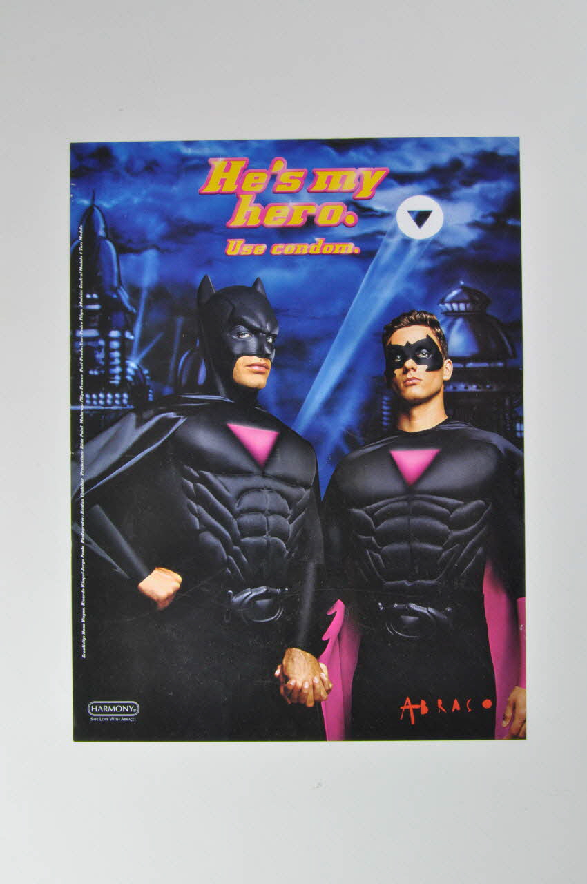 Abraço affichette "He's my hero. Use condom" (Il est mon héros. Utilisez un préservatif) Portugal 2002 2002.125.14 Photo Mucem