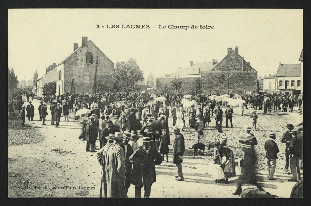 carte postale LES LAUMES, LE CHAMP DE  FOIRE 4P1610 Photo